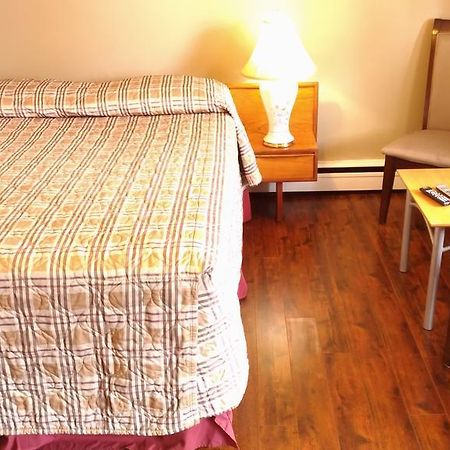 Maple Leaf Motel Delhi Экстерьер фото