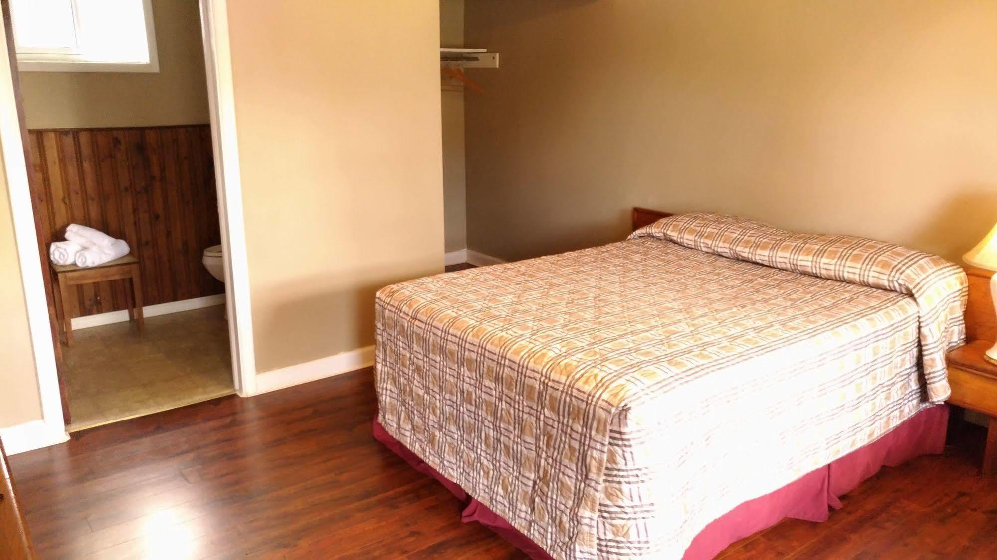 Maple Leaf Motel Delhi Экстерьер фото